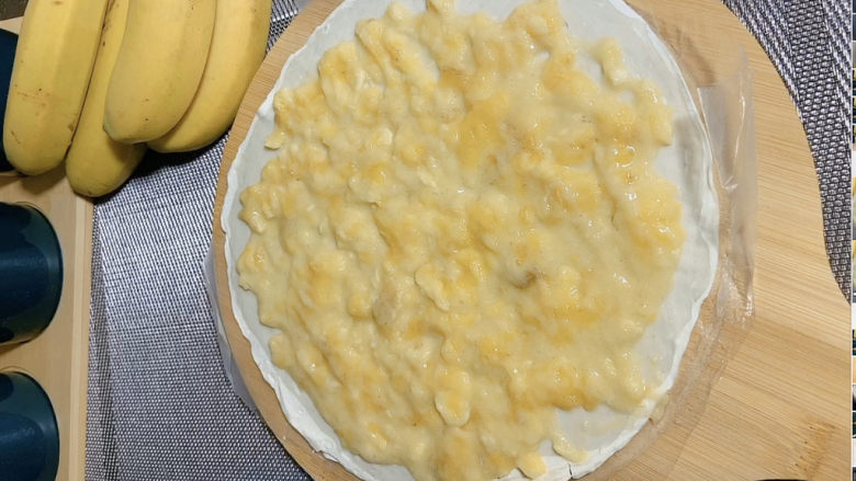 香蕉飞饼,用勺子轻轻铺平，边上最好留一厘米左右边，一会好封边，香蕉不会漏出来。