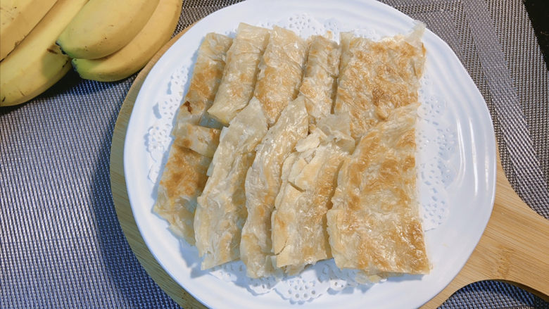 香蕉飞饼,这个做法还可以做苹果飞饼，菠萝飞饼等等，味道都很好。大家可以试一试