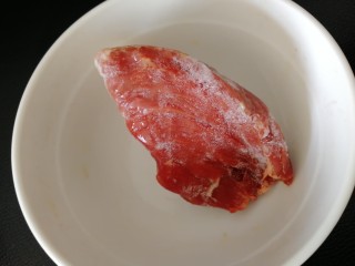 蒜苔炒牛肉,冰箱里找到一块冻牛肉。