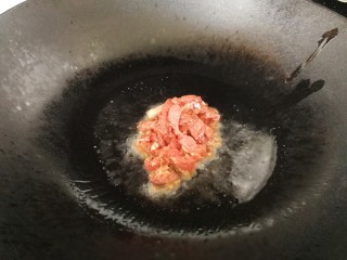 蒜苔炒牛肉,油温大概7成热，下牛肉。