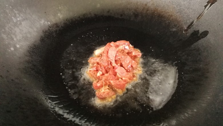 蒜苔炒牛肉,油温大概7成热，下牛肉。