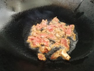 蒜苔炒牛肉,文火滑炒开。
