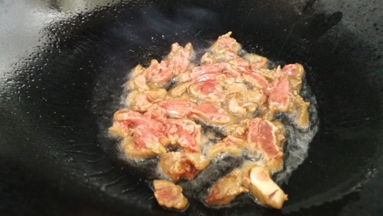 蒜苔炒牛肉,文火滑炒开。