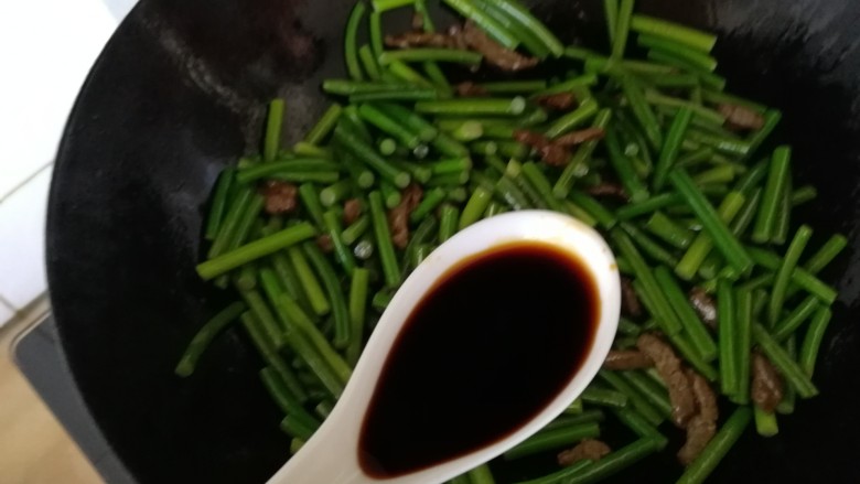 蒜苔炒牛肉,蒜薹炒到出噼啪声，沿锅边淋上一勺酱油。