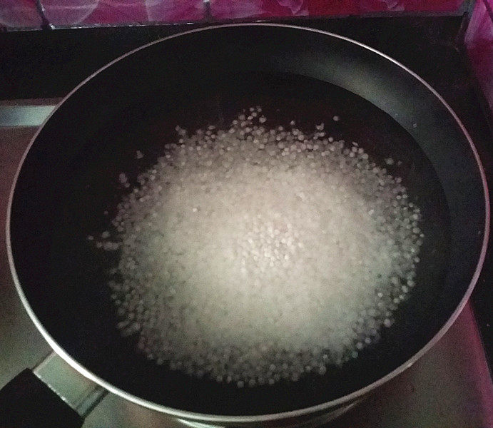 芒果西米捞,锅中水开倒入小西米