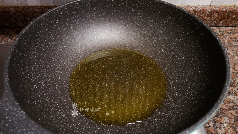 芦笋炒肉片,热锅倒油烧至八成热。