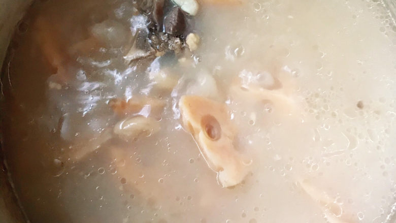 花生莲藕排骨汤,根据自己口味加盐