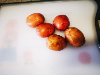 香辣小土豆,土豆，这个是小土豆，我最后还又加了一个大的。