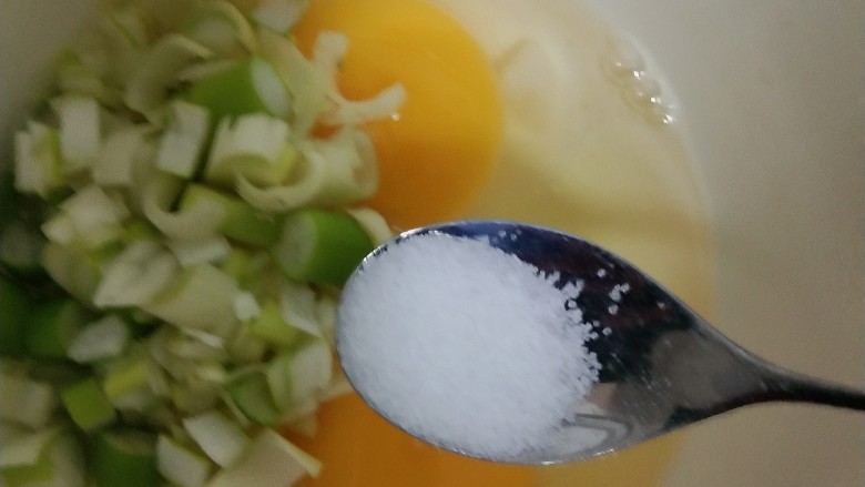 茼蒿炒鸡蛋,放入葱，一勺盐。