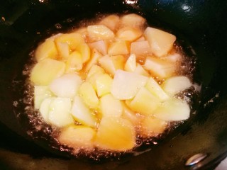 香辣小土豆,蒸好的土豆🥔切块，油炸至金黄。