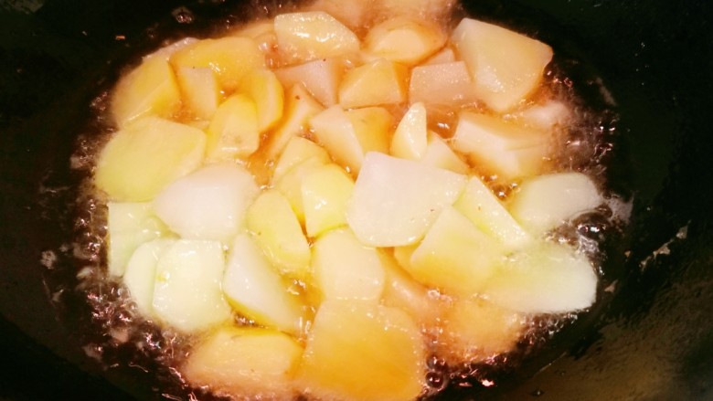 香辣小土豆,蒸好的土豆🥔切块，油炸至金黄。