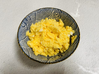 茼蒿炒鸡蛋,盛入碗中备用