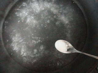 蒜泥茼蒿,水开放一勺盐。