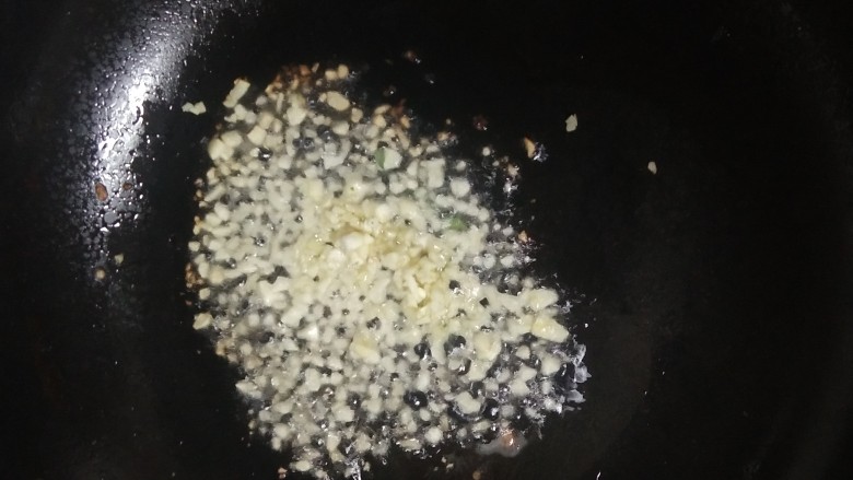 蒜泥茼蒿,油开放入蒜末，炒香。