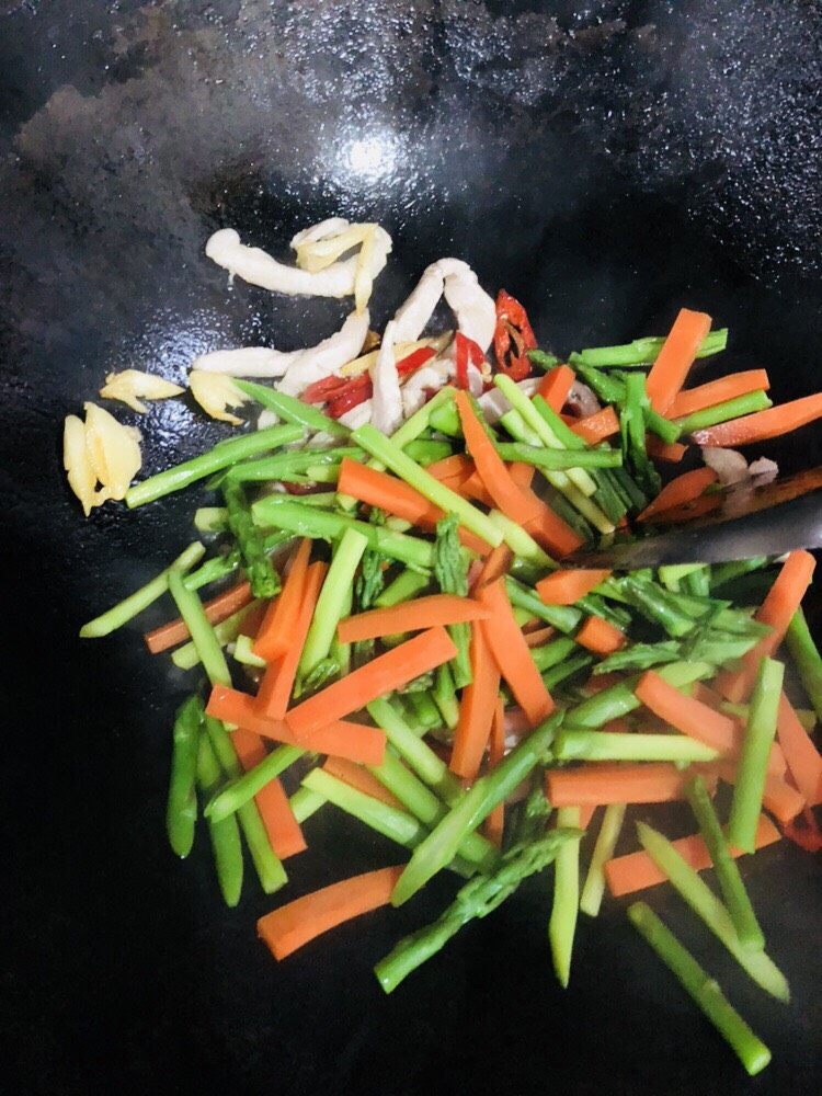 芦笋炒肉片,加入焯烫好的胡萝卜和芦笋。
