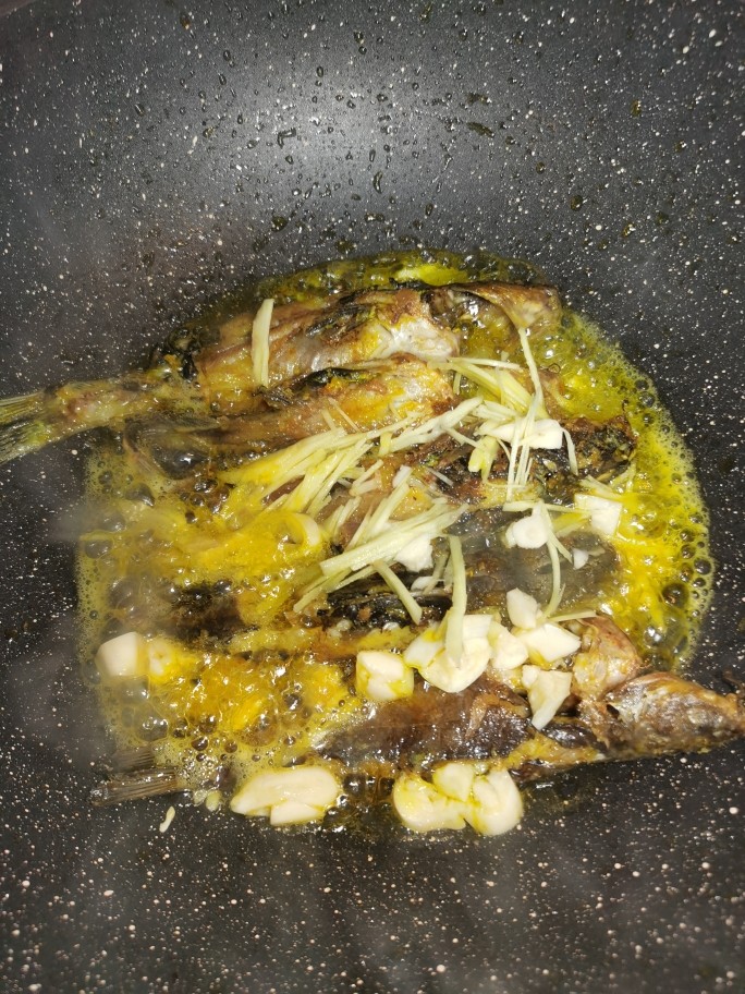 黄鸭叫煮豆皮,炸黄之后，放蒜，姜炸一会，大概20秒的样子。
继续放生抽，酱油，（适量，看自己的口味来定）