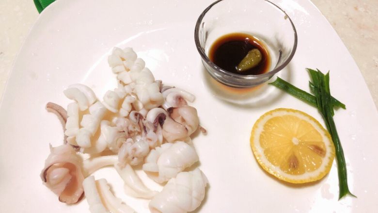 白灼鱿鱼🦑,准备好芥末日本酱油柠檬汁、搞掂开吃😁