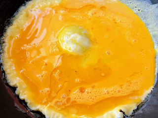 茼蒿炒鸡蛋,锅中倒入适量油加热再倒入打散的蛋液
