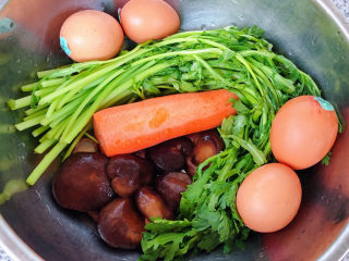 茼蒿炒鸡蛋,准备原材料茼蒿、香菇、胡萝卜、鸡蛋