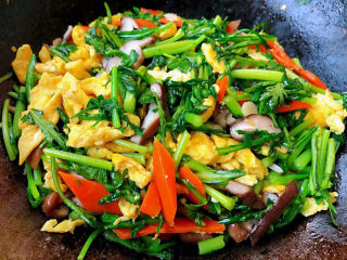 茼蒿炒鸡蛋,茼蒿、鸡蛋、香菇、胡萝卜炒至调味均匀即可出锅享用