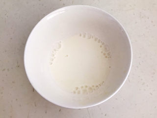 茼蒿炒鸡蛋,玉米淀粉放入碗里，加入1小勺冷水调匀，做成浓郁的水淀粉