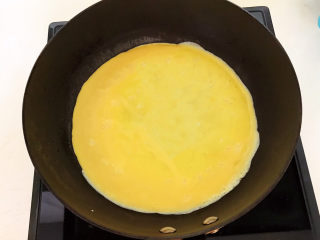 茼蒿炒鸡蛋,加入鸡蛋液，煎成鸡蛋饼