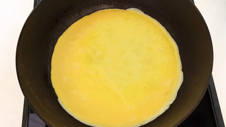 茼蒿炒鸡蛋,加入鸡蛋液，煎成鸡蛋饼