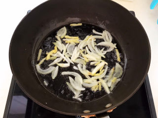 茼蒿炒鸡蛋,炒锅烧热后加入1小勺玉米油，油烧热后加入葱姜，炒出香味