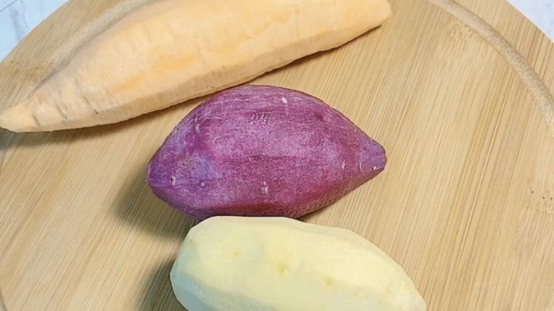 芋圆水果捞,三个颜色的番薯各准备一个，做出来颜色很好看呢。