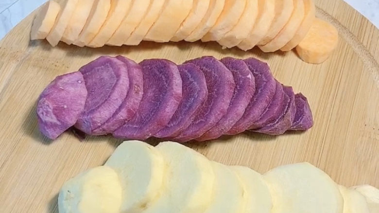 芋圆水果捞,番薯去皮，切成薄片备用