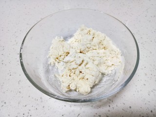 韭菜鸡蛋生煎包,面粉中加入温开水搅拌成絮状