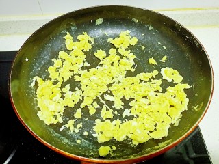 韭菜鸡蛋生煎包,放入锅中炒熟