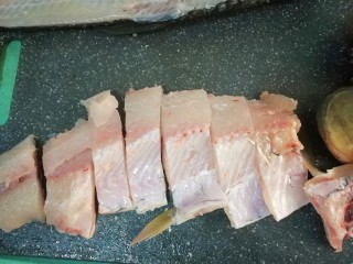 鱼腩腐竹煲,这个菜我只用了半边鱼腩，将半边鱼腩剁成块