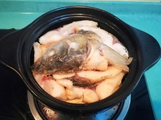 鱼腩腐竹煲,再放入煎好的鱼腩