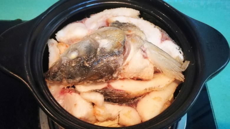 鱼腩腐竹煲,再放入煎好的鱼腩
