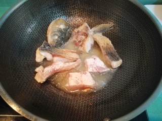 鱼腩腐竹煲,然后放入油锅中中小火慢慢煎
