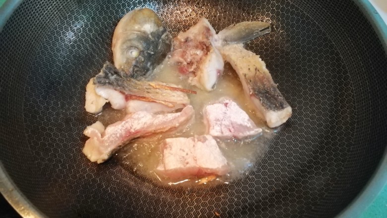 鱼腩腐竹煲,然后放入油锅中中小火慢慢煎