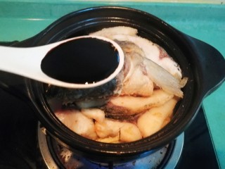 鱼腩腐竹煲,加入1勺老抽