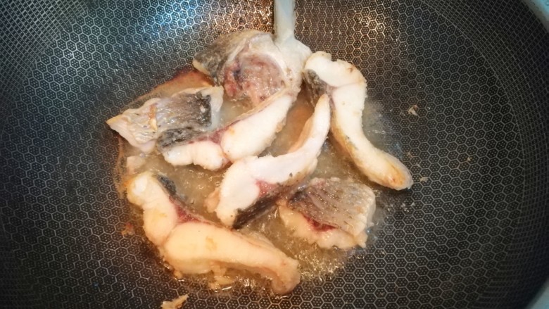 鱼腩腐竹煲,煎至两面金黄