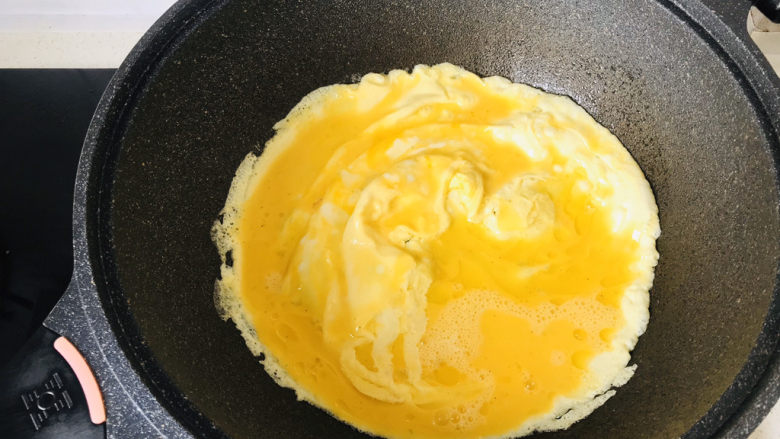 茼蒿炒鸡蛋,起锅烧油，将鸡蛋液倒入锅中滑炒；