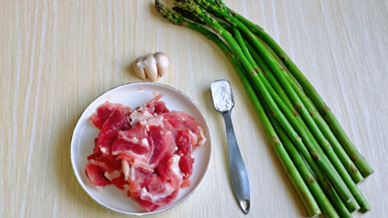 芦笋炒肉片,准备食材，牛肉提前切片，尽量薄一点。