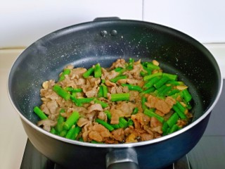 芦笋炒肉片,加入煸炒过的牛肉，中火快速翻炒均匀，即可出锅。