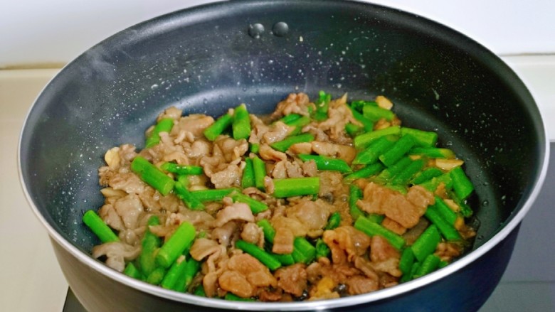 芦笋炒肉片,加入煸炒过的牛肉，中火快速翻炒均匀，即可出锅。