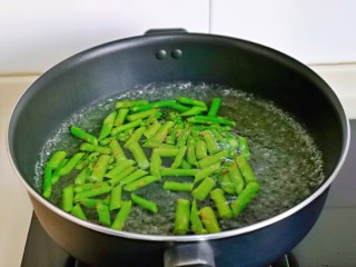 芦笋炒肉片,锅中加入烧开，下芦笋焯水30秒捞出，立即过冷水。