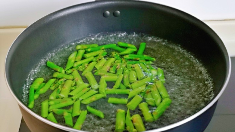 芦笋炒肉片,锅中加入烧开，下芦笋焯水30秒捞出，立即过冷水。