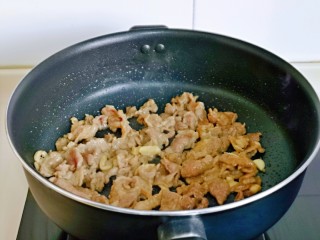 芦笋炒肉片,中火煸炒至变色，盛出备用。