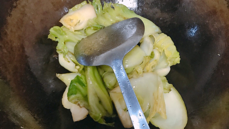 清炒芥菜,中间可以稍微撒一点开水。