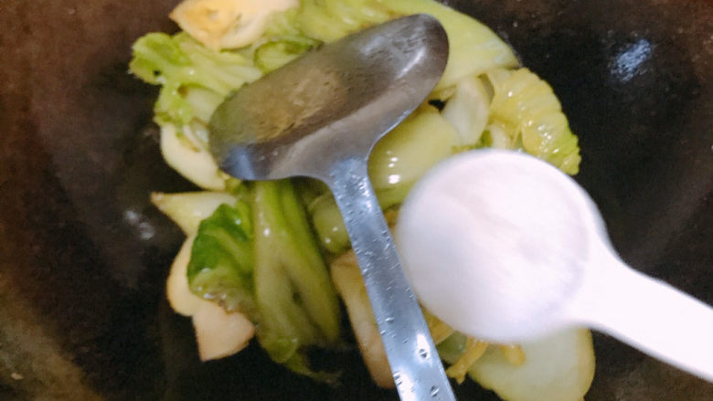 清炒芥菜,芥菜变色后，加入少许盐调味。