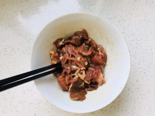 蒜苔炒牛肉,用筷子搅匀，腌制至少10分钟；