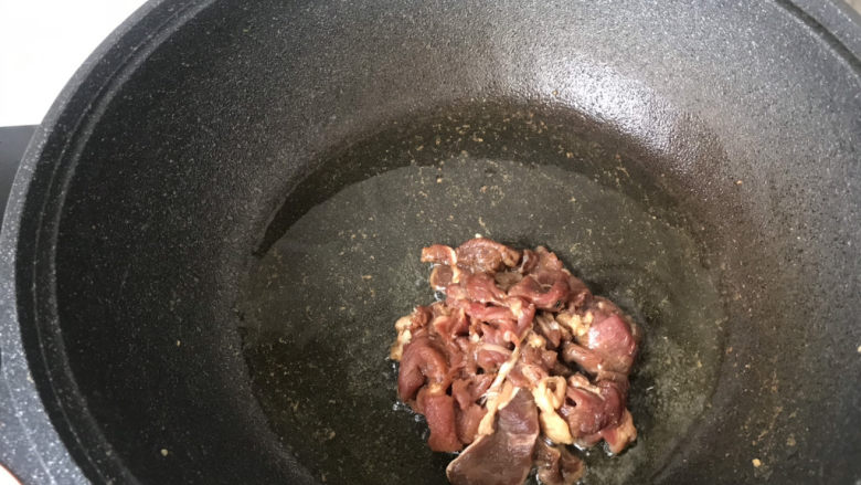 蒜苔炒牛肉,起锅烧油，把腌好的牛肉下锅滑炒；